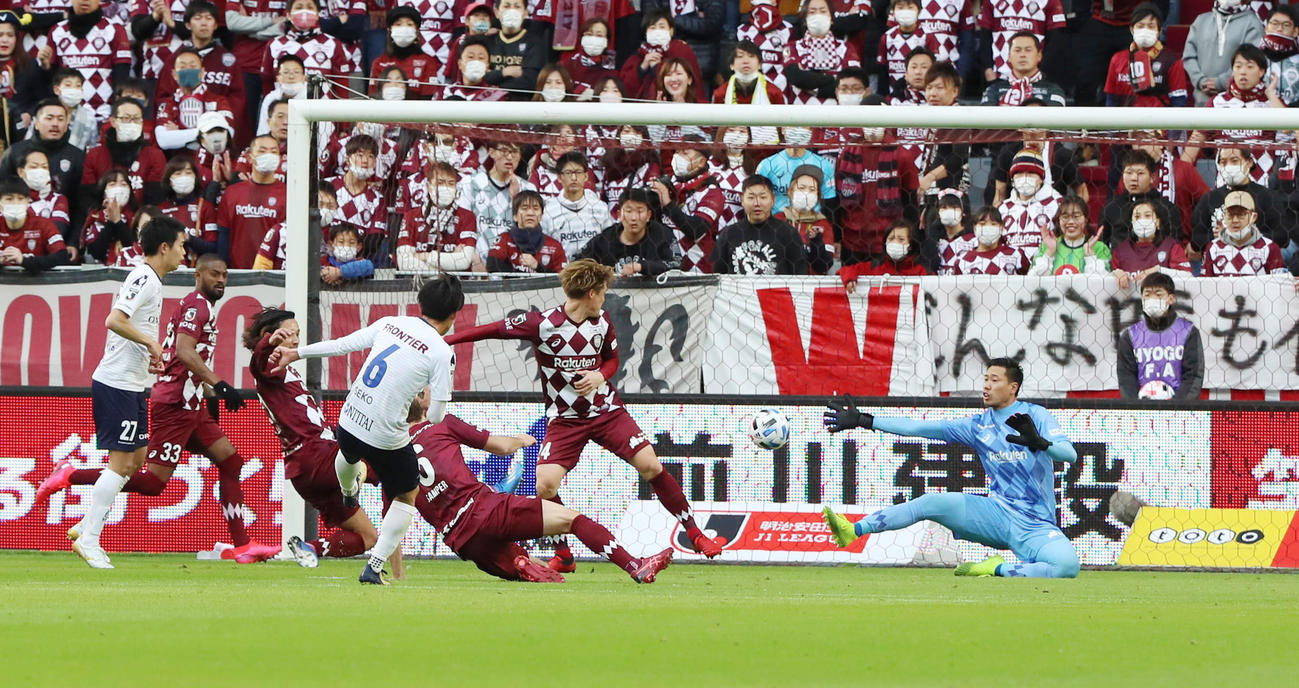神戸対横浜FC　前半、横浜FCのMF瀬古が先制ゴールを決める（撮影・加藤哉）