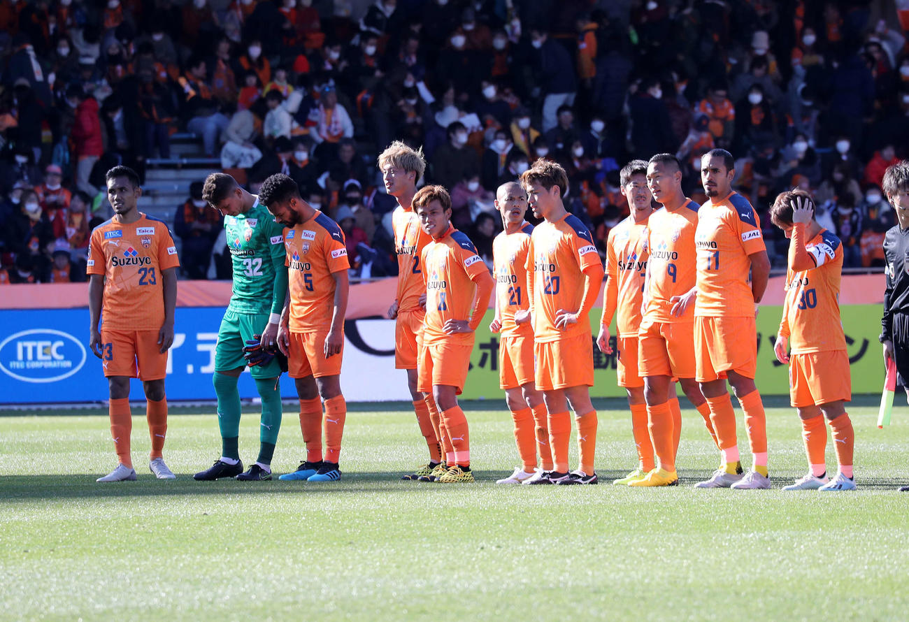 清水対東京　試合に敗れ悔しそうな表情を見せる清水の選手たち（撮影・鈴木正人）