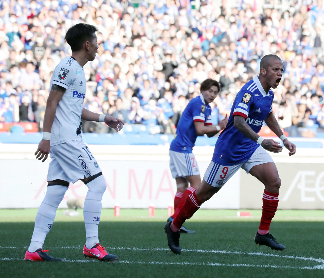 横浜対G大阪　後半、ゴールを決め雄たけびを上げる横浜FWマルコス・ジュニオール（右）（撮影・垰建太）