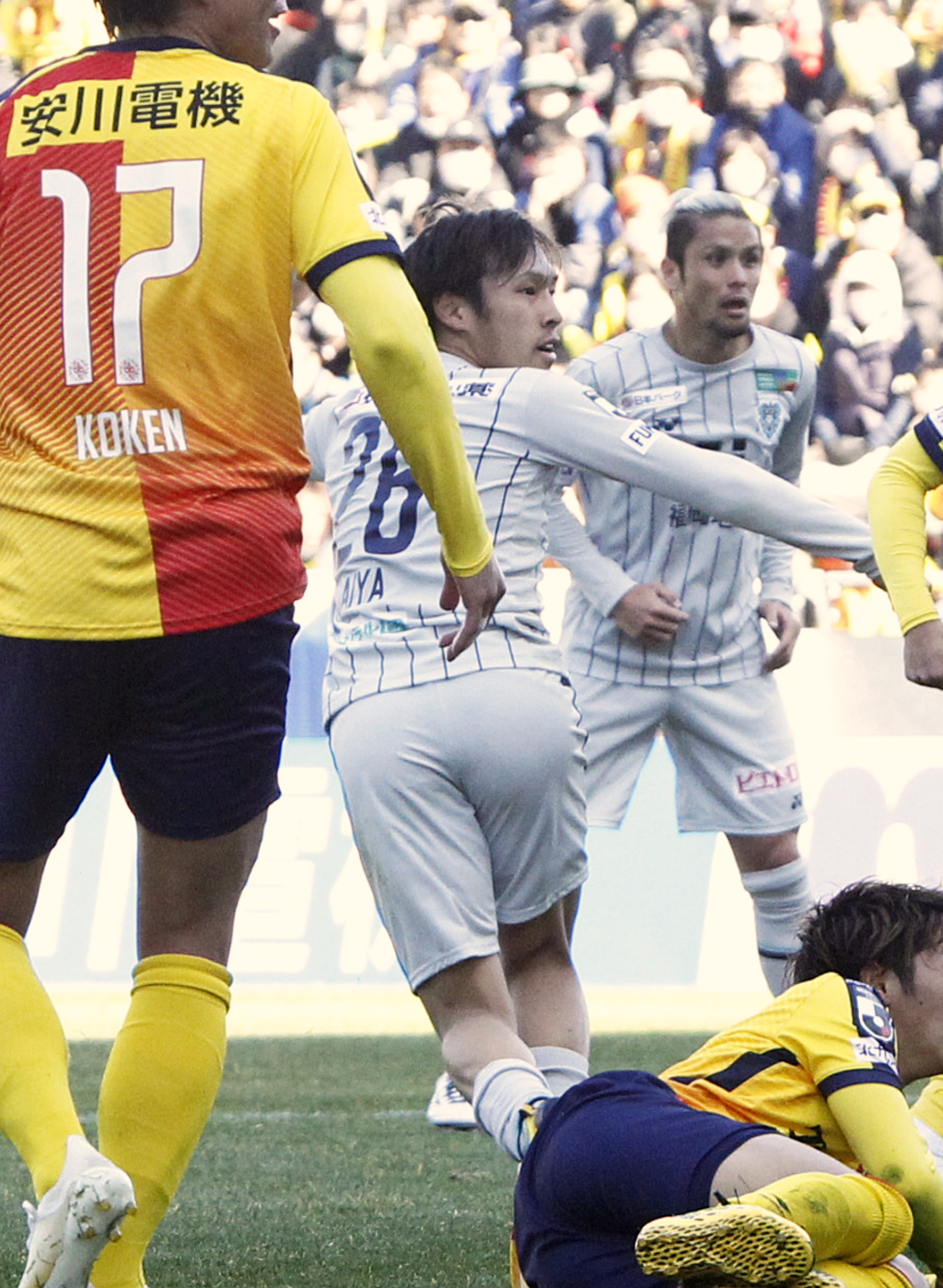 前半、先制ゴールを決める福岡FW遠野（中央）（撮影・菊川光一）