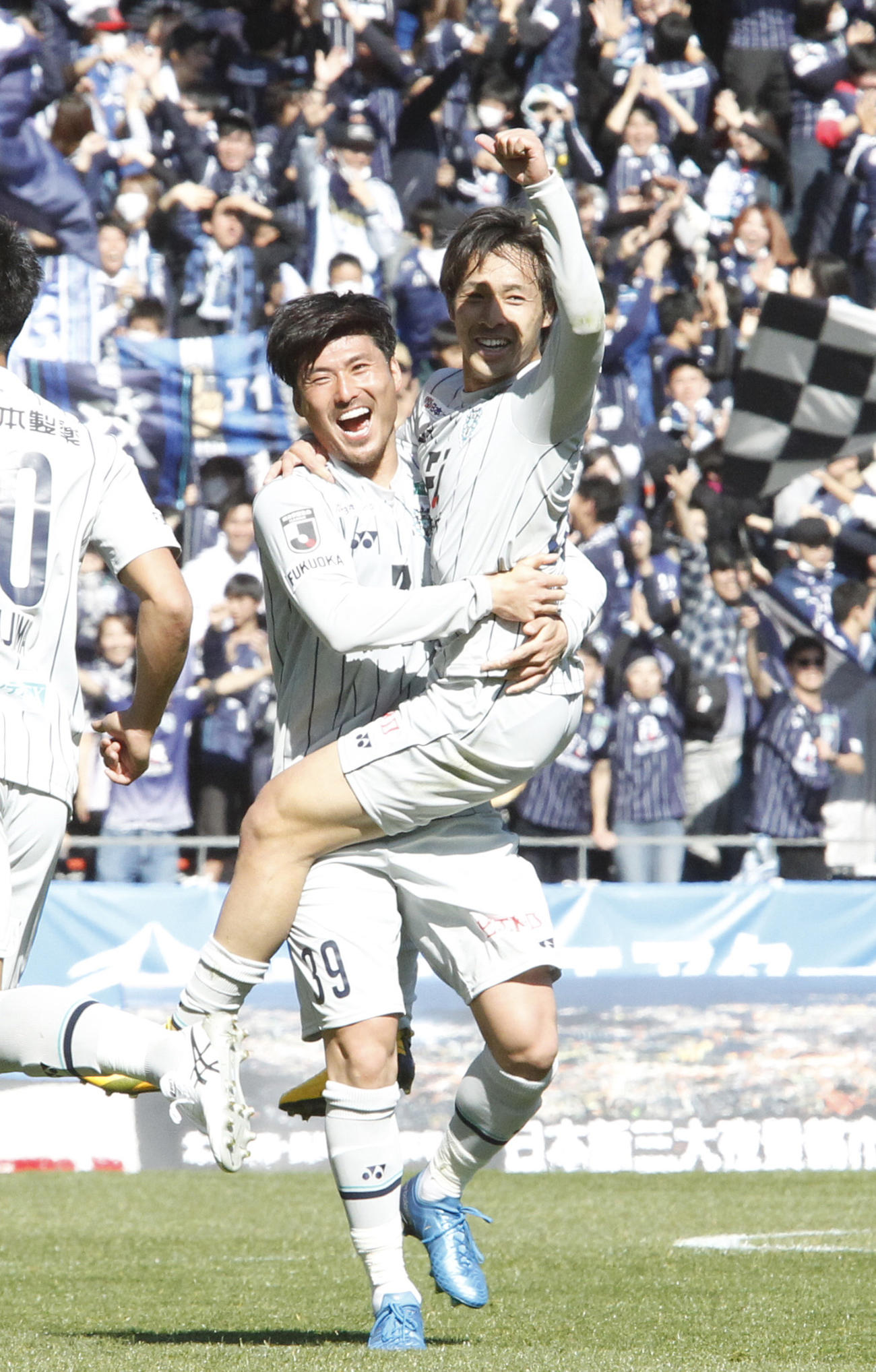 北九州対福岡　前半、先制ゴールを決め、DF篠原に抱きつき喜ぶ福岡FW遠野（撮影・菊川光一）