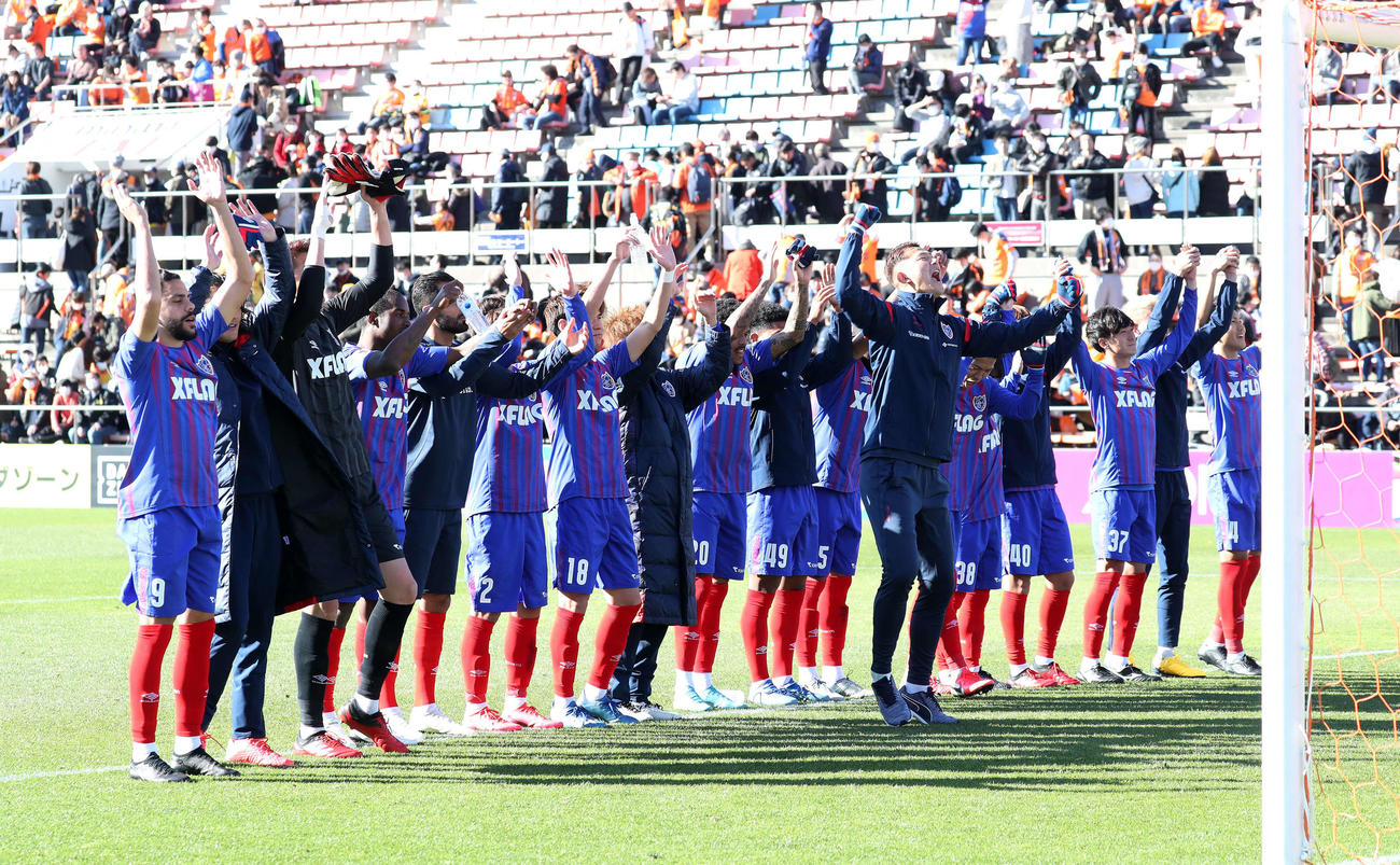 清水対東京　試合に勝利しサポーターにあいさつする東京の選手たち（撮影・鈴木正人）