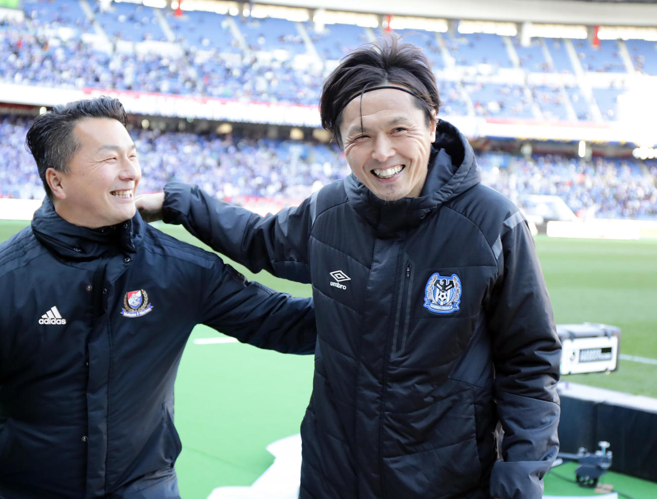横浜対G大阪　J1最多出場記録タイで、開幕戦を勝利で飾ったG大阪MF遠藤（右）は、横浜のスタッフに健闘をたたえられ笑顔（撮影・浅見桂子）