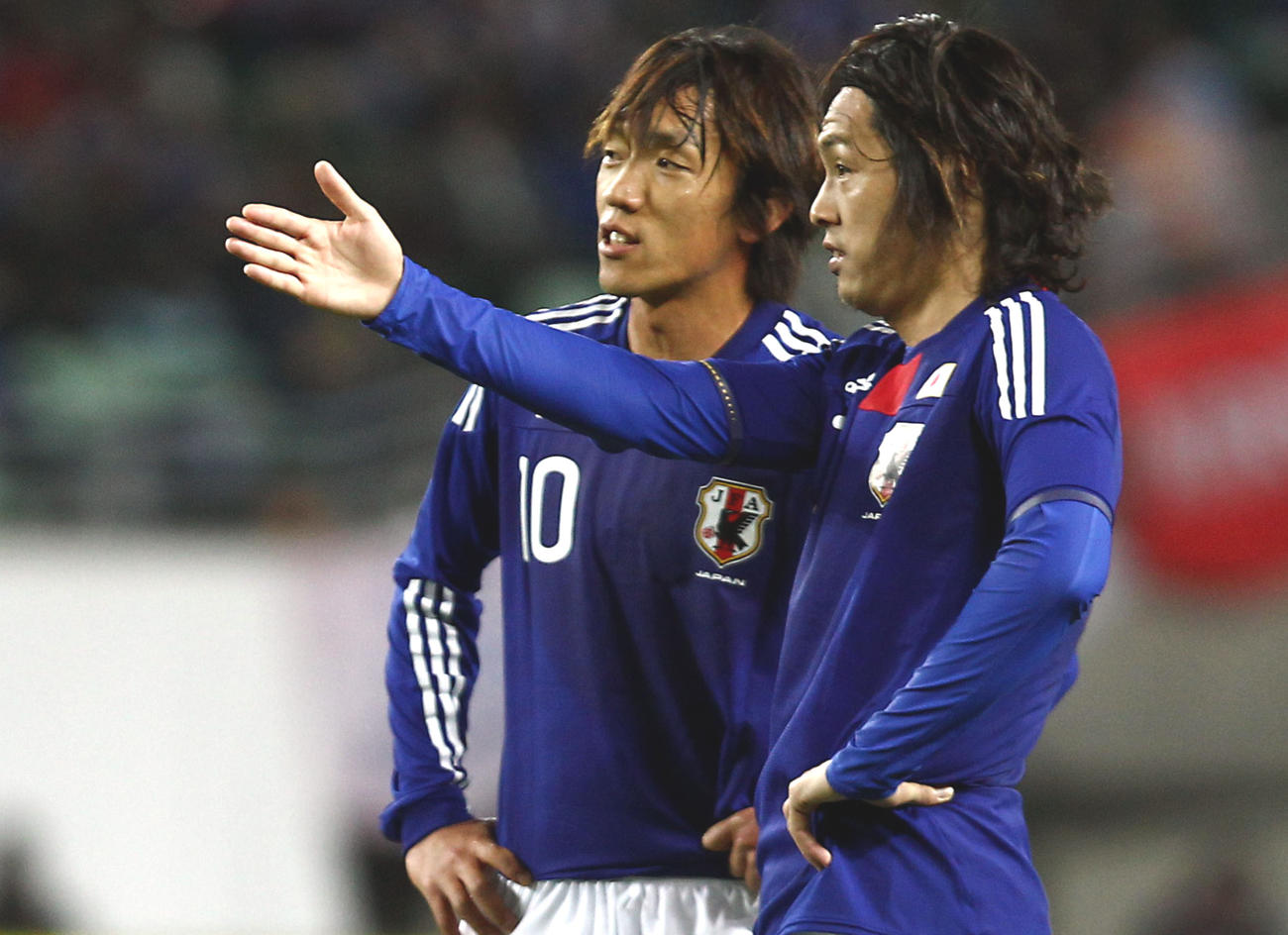 10年4月、日本－セネガル戦で、FKの前に言葉を交わす遠藤（右）と中村