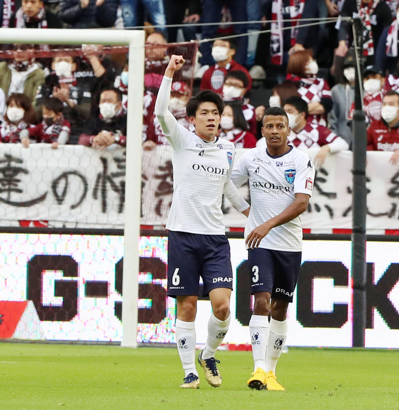 神戸対横浜FC　前半、横浜FCのMF瀬古（左）が先制ゴールを決める（撮影・加藤哉）