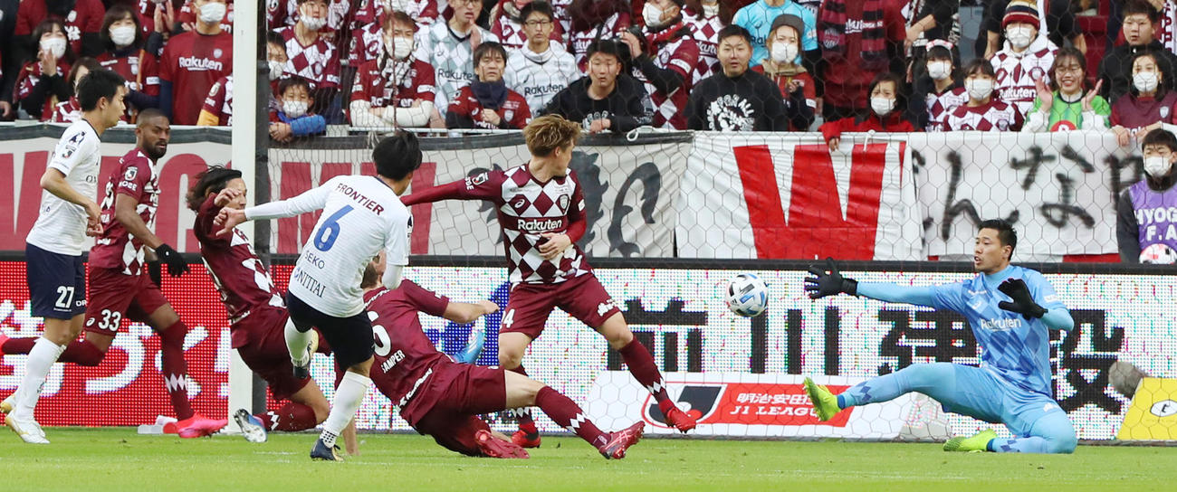神戸対横浜FC　前半、横浜FCのMF瀬古（背番6）が先制ゴールを決める（撮影・加藤哉）