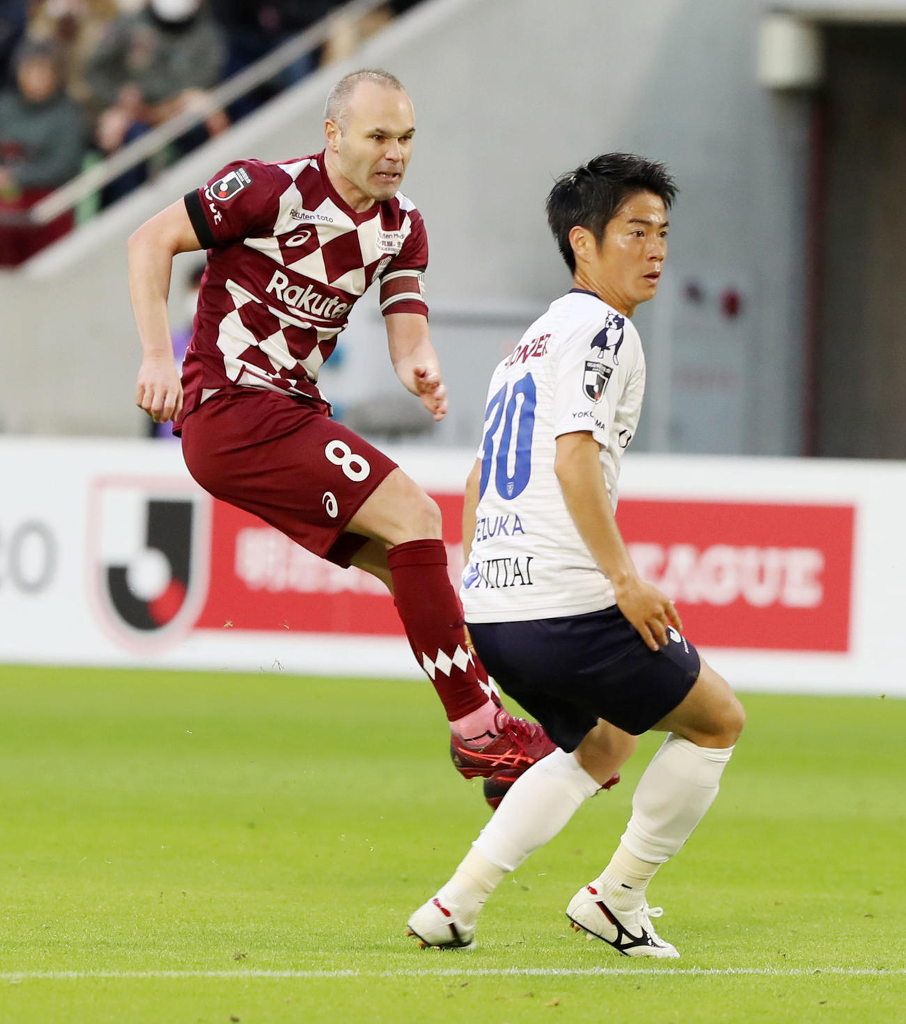 神戸対横浜FC　後半、シュートを放つ神戸MFイニエスタ、右は横浜FC手塚（撮影・加藤哉）