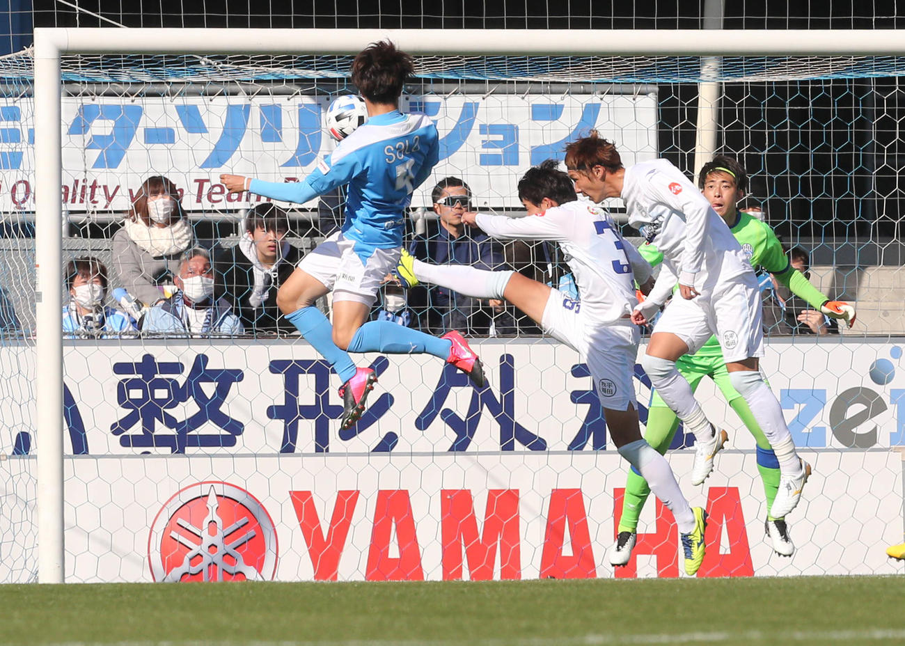 磐田対山形　前半13分、先制ゴールを決める磐田FW小川航（左端）（撮影・野上伸悟）