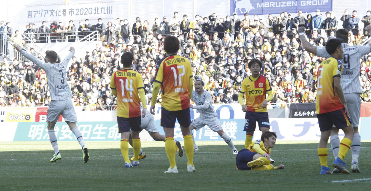 北九州対福岡　先制点を奪われ、喜ぶ福岡の選手と対照的にうなだれる北九州の選手たち　（撮影・菊川光一）