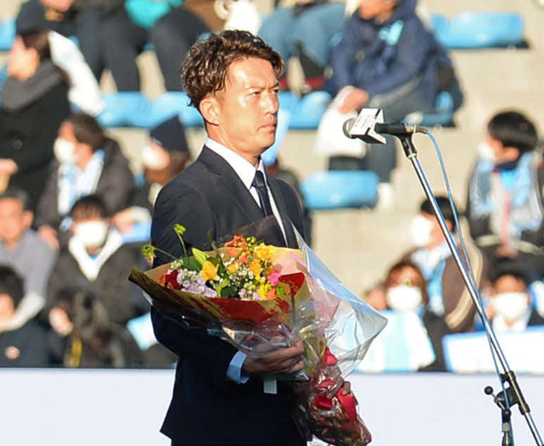 引退セレモニーであいさつする太田氏
