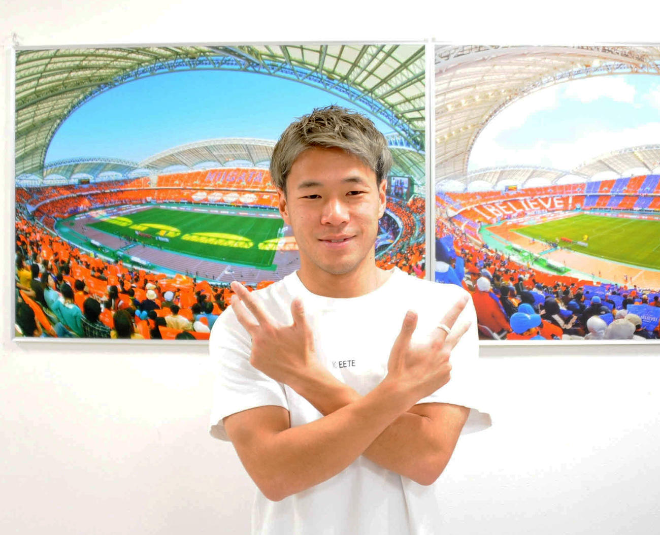 練習後、笑顔で写真に応じる主将のDF堀米（撮影・小林忠）