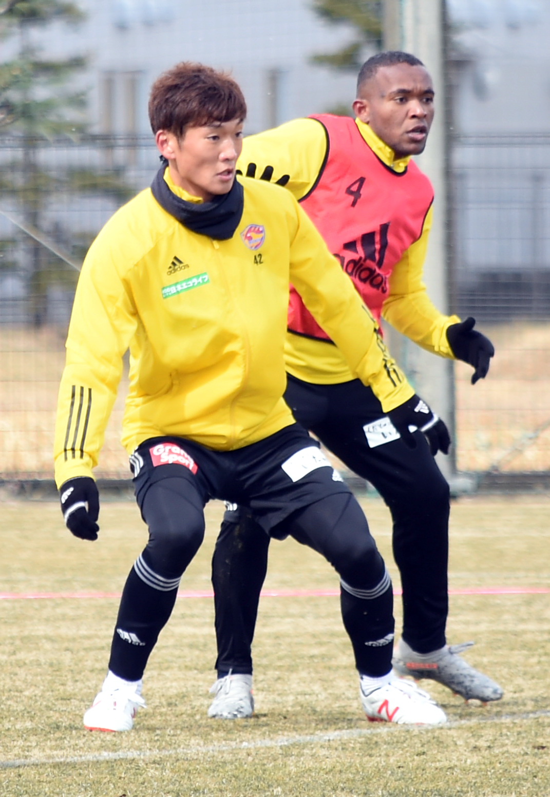 パラ（右）と競り合う山田