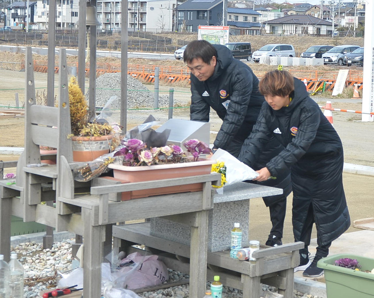 慰霊碑に献花するマイナビ仙台隅田（右）と辛島監督
