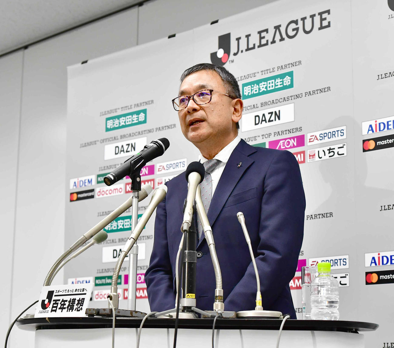 新型コロナウイルスの影響によりルヴァン杯第2節の7試合の延期と3月15日までの全ての公式戦開催を延期すると発表したJリーグの村井満チェアマン（撮影・小沢裕）