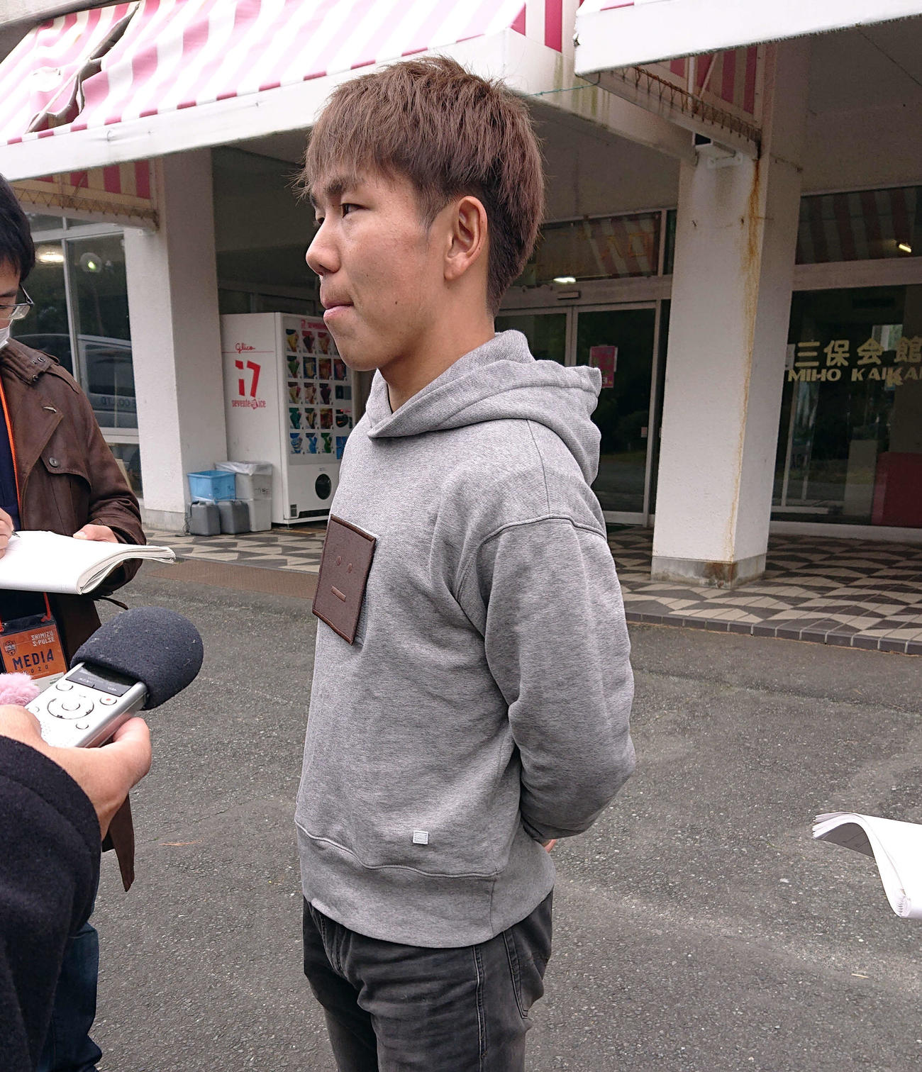 報道陣を前に話す清水FW金子