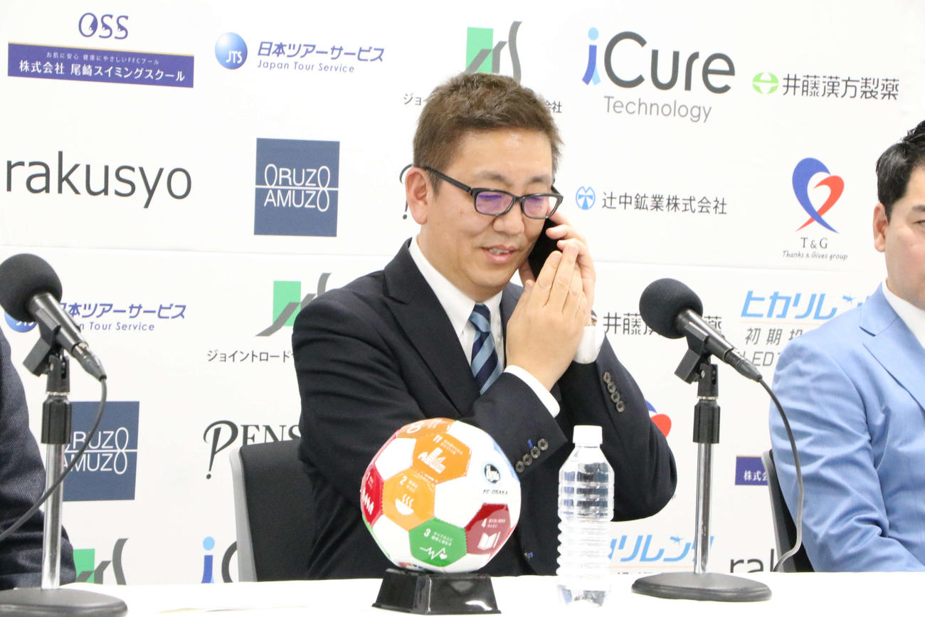 連絡を受ける疋田社長（撮影・南谷竜則）＝2020年2月25日、東大阪商工会議所
