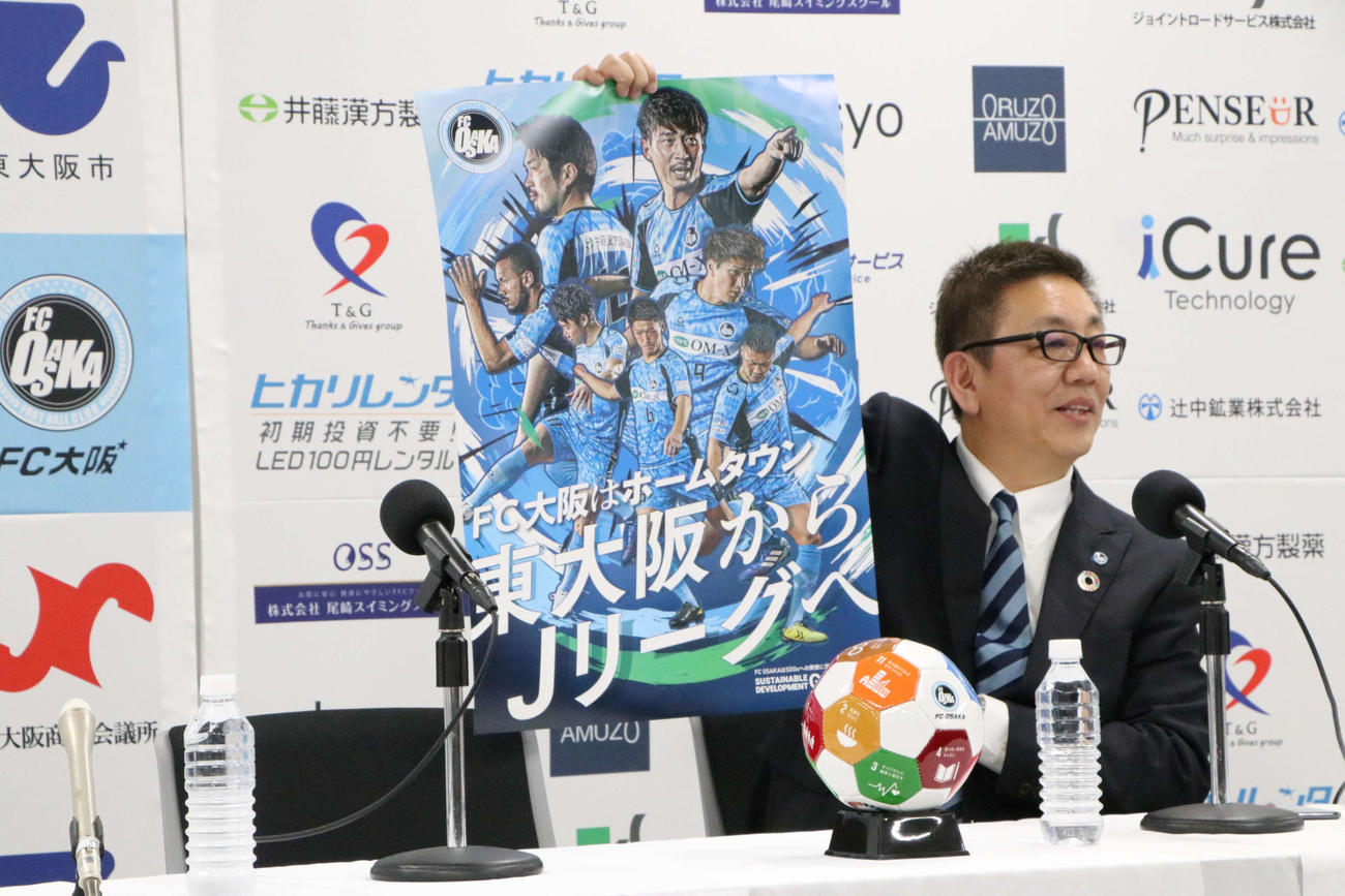 連絡を待つ間クラブの説明をする疋田社長（撮影・南谷竜則）＝2020年2月25日、東大阪商工会議所