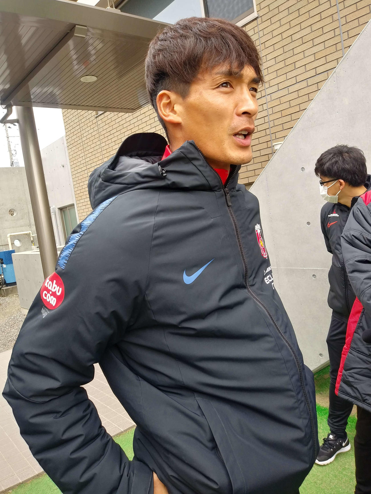 非公開練習後、報道陣の取材に応じる浦和DF槙野