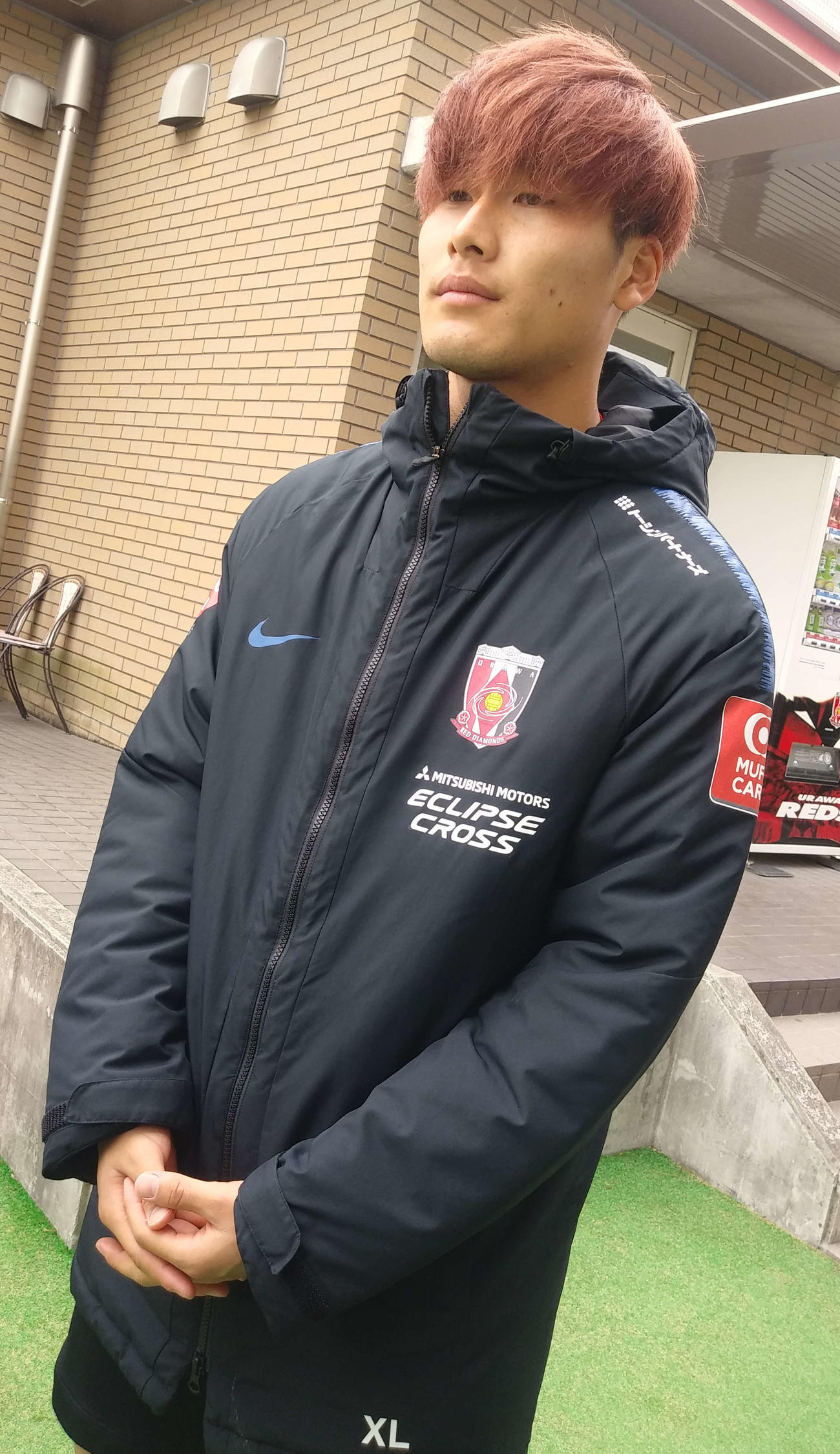 非公開練習後、ルヴァン杯延期に関して報道陣の取材に応じる浦和DF橋岡