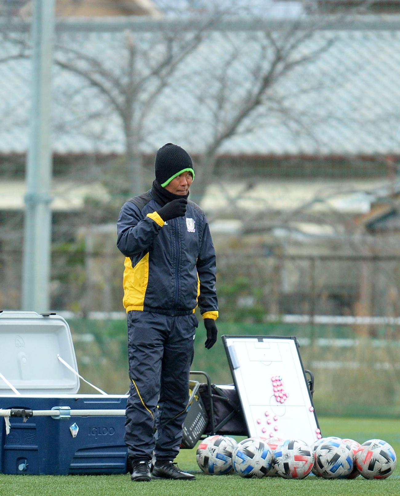 険しい表情で練習を見守る藤枝の石崎監督