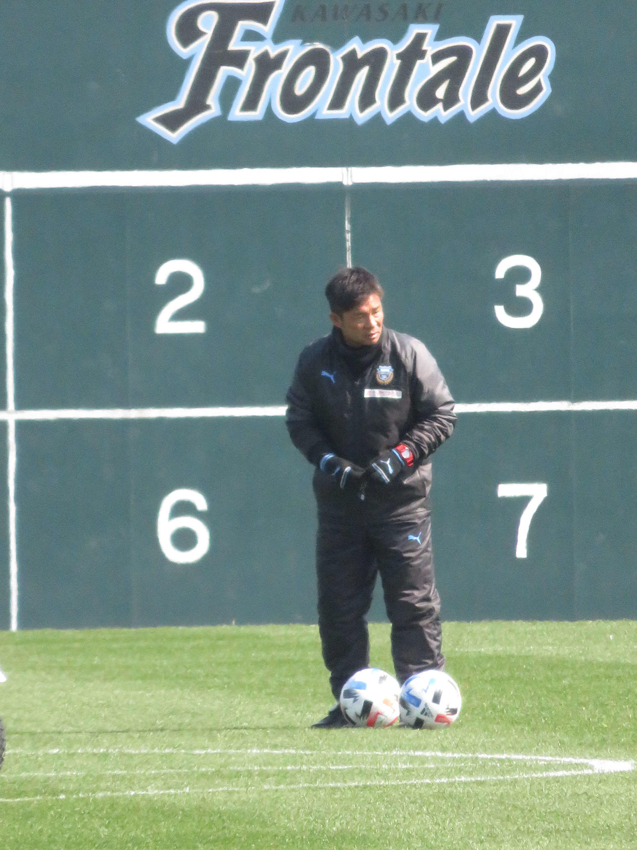 トレーニングを見守る川崎F鬼木監督