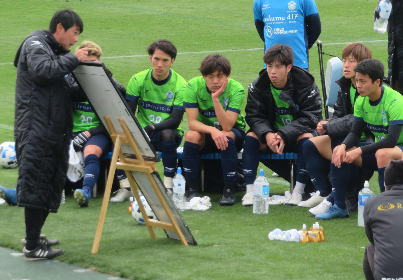 J2水戸との練習マッチのハーフタイムで選手に指示を出す湘南浮嶋監督（左端）