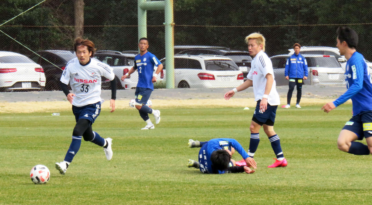 J2甲府と練習試合を行う横浜の選手ら（撮影・松尾幸之介）