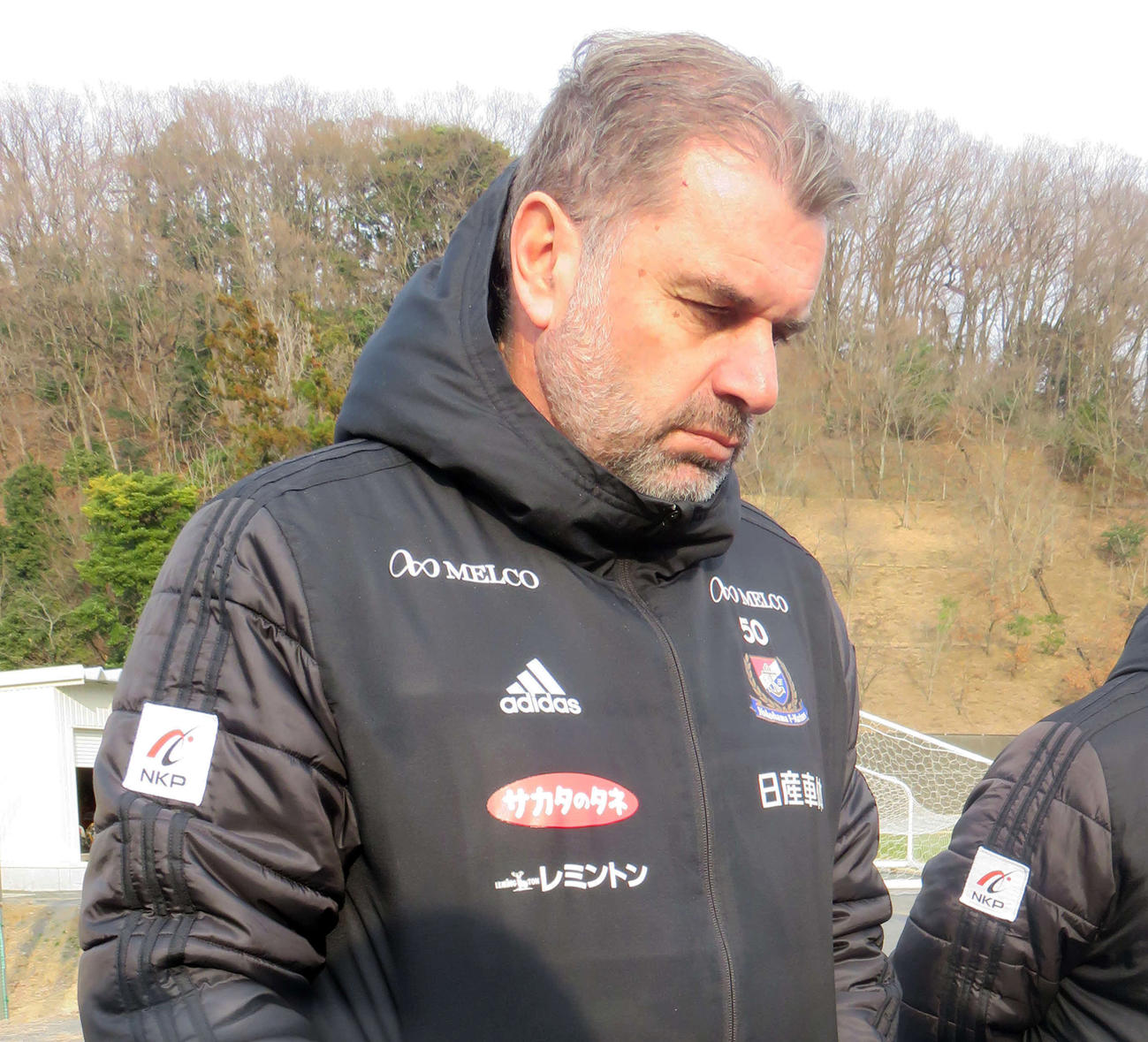 J2甲府との練習試合を終えて取材対応する横浜のポステコグルー監督（撮影・松尾幸之介）