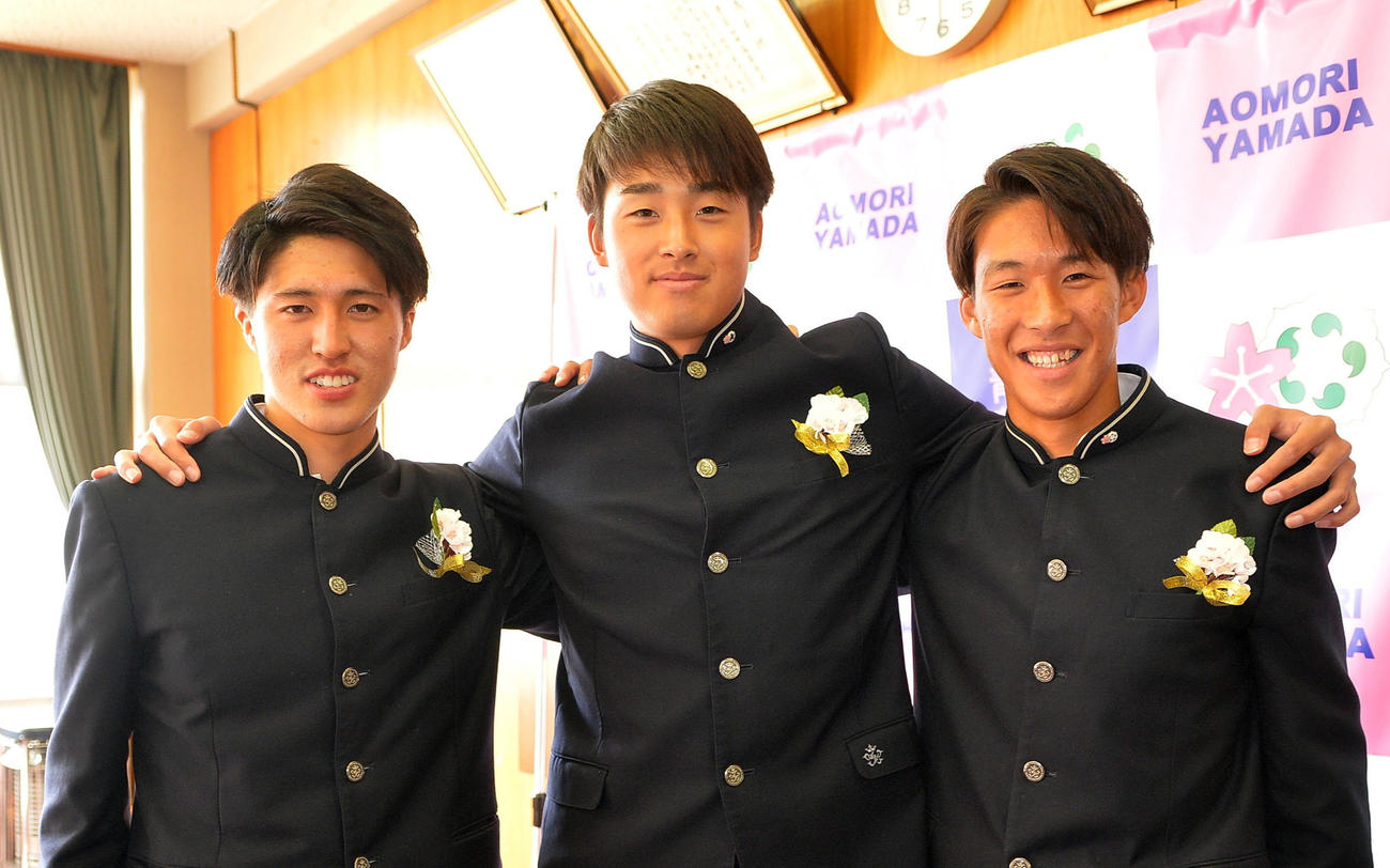 青森山田の卒業式後に肩を組んで健闘を誓い合う、左から横浜FCのMF古宿、巨人堀田、浦和MF武田（撮影・鎌田直秀）