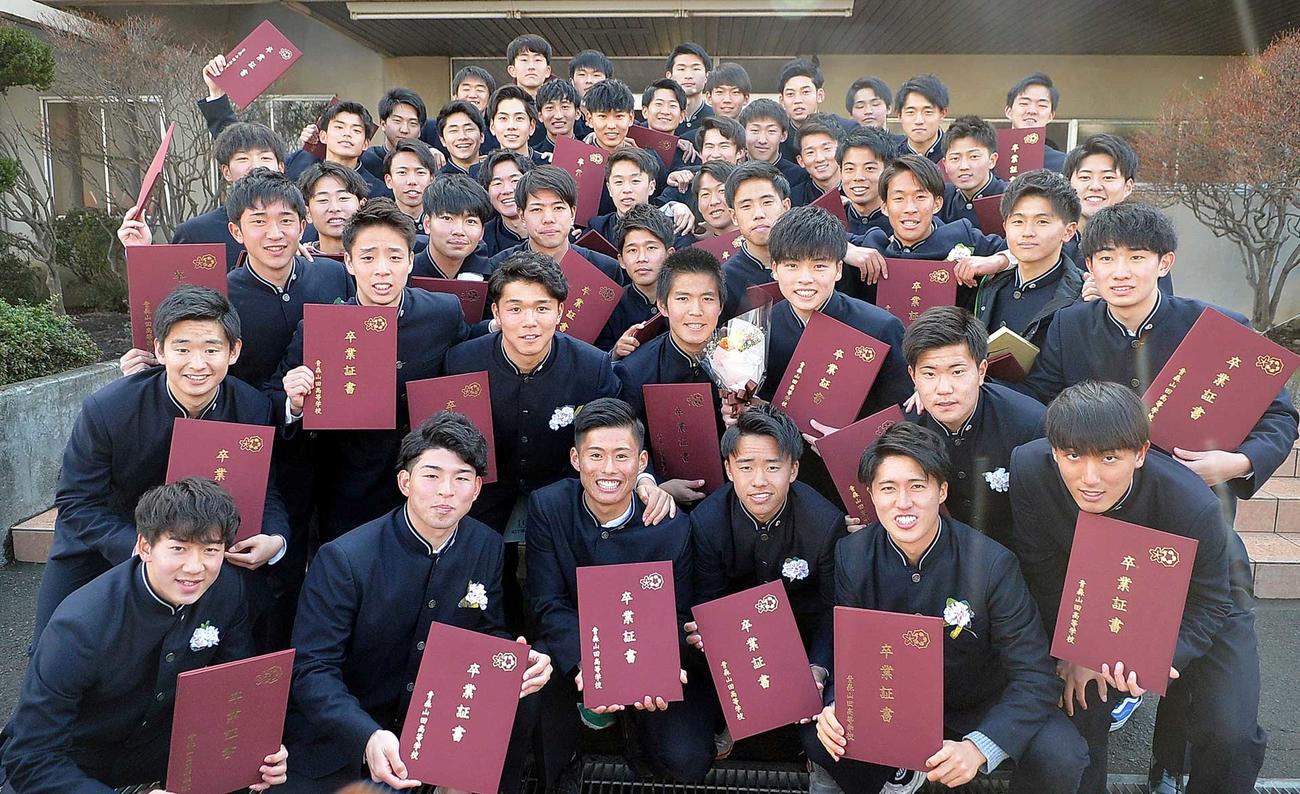 卒業証書を手に笑顔を見せる青森山田サッカー部の卒業生（撮影・鎌田直秀）