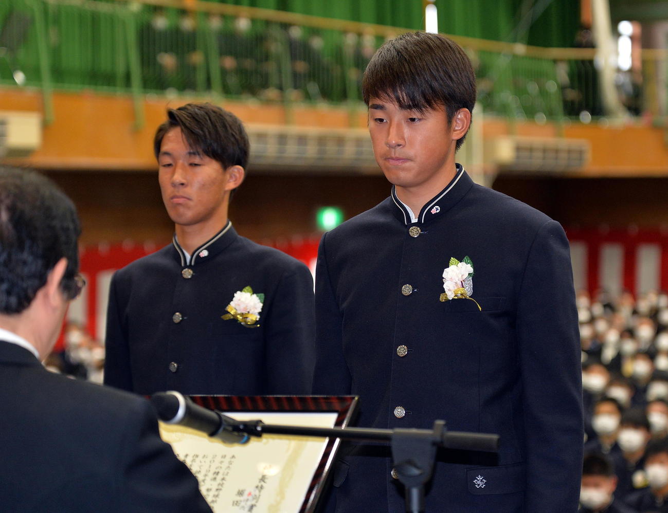 青森山田の卒業式で校長特別賞を受賞した巨人堀田（右）と浦和MF武田