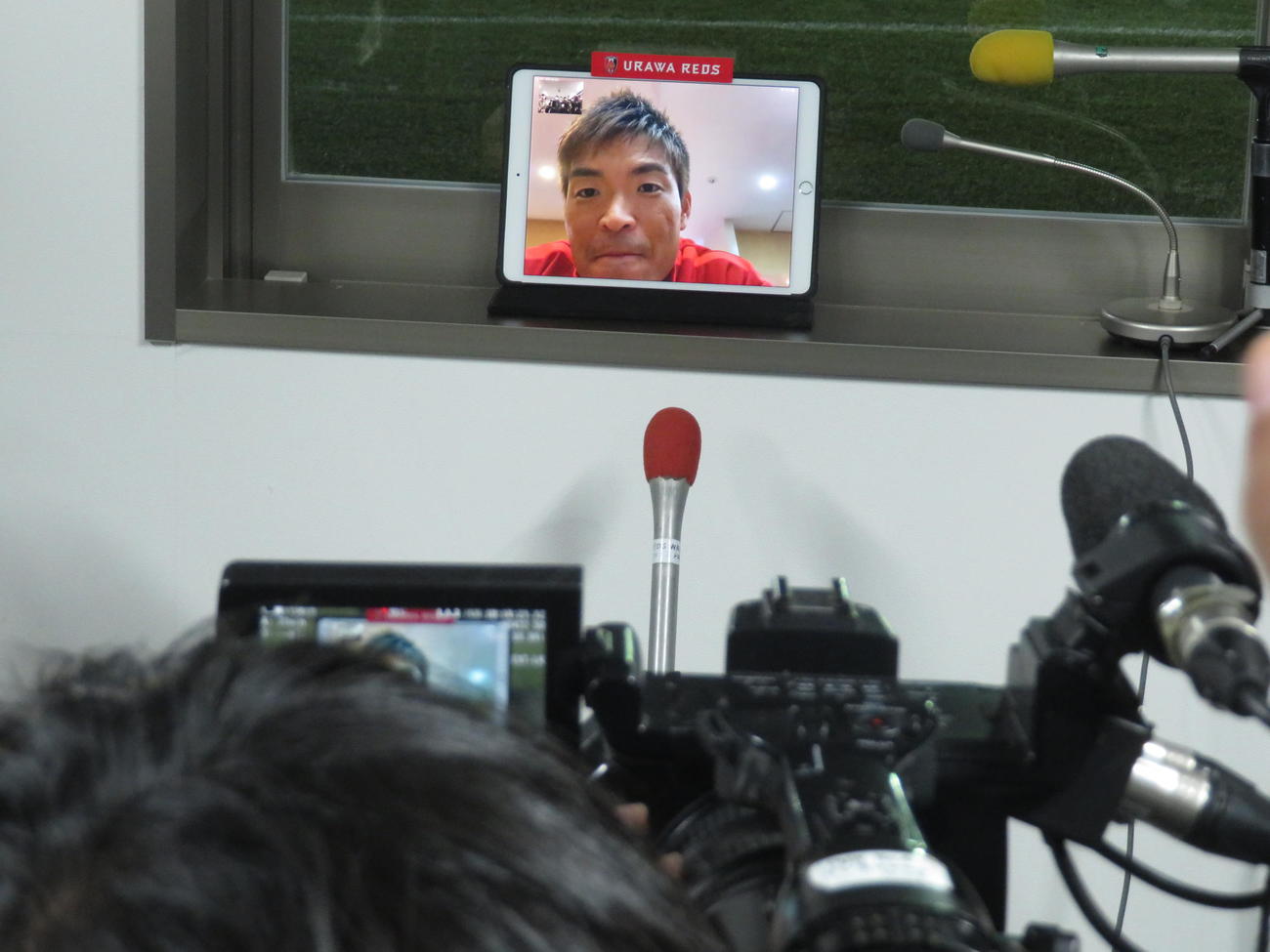 練習後、ビデオ通信アプリを通じて取材を受ける浦和GK西川主将