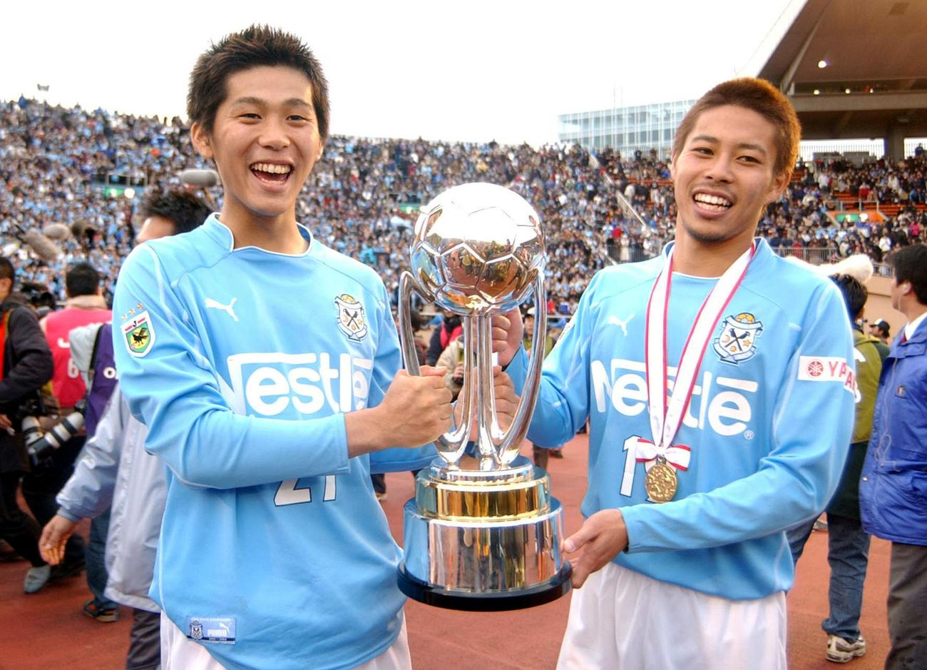 04年1月、天皇杯決勝　C大阪対磐田　優勝トロフィーを手に笑顔を見せる菊地直哉（左）と成岡翔