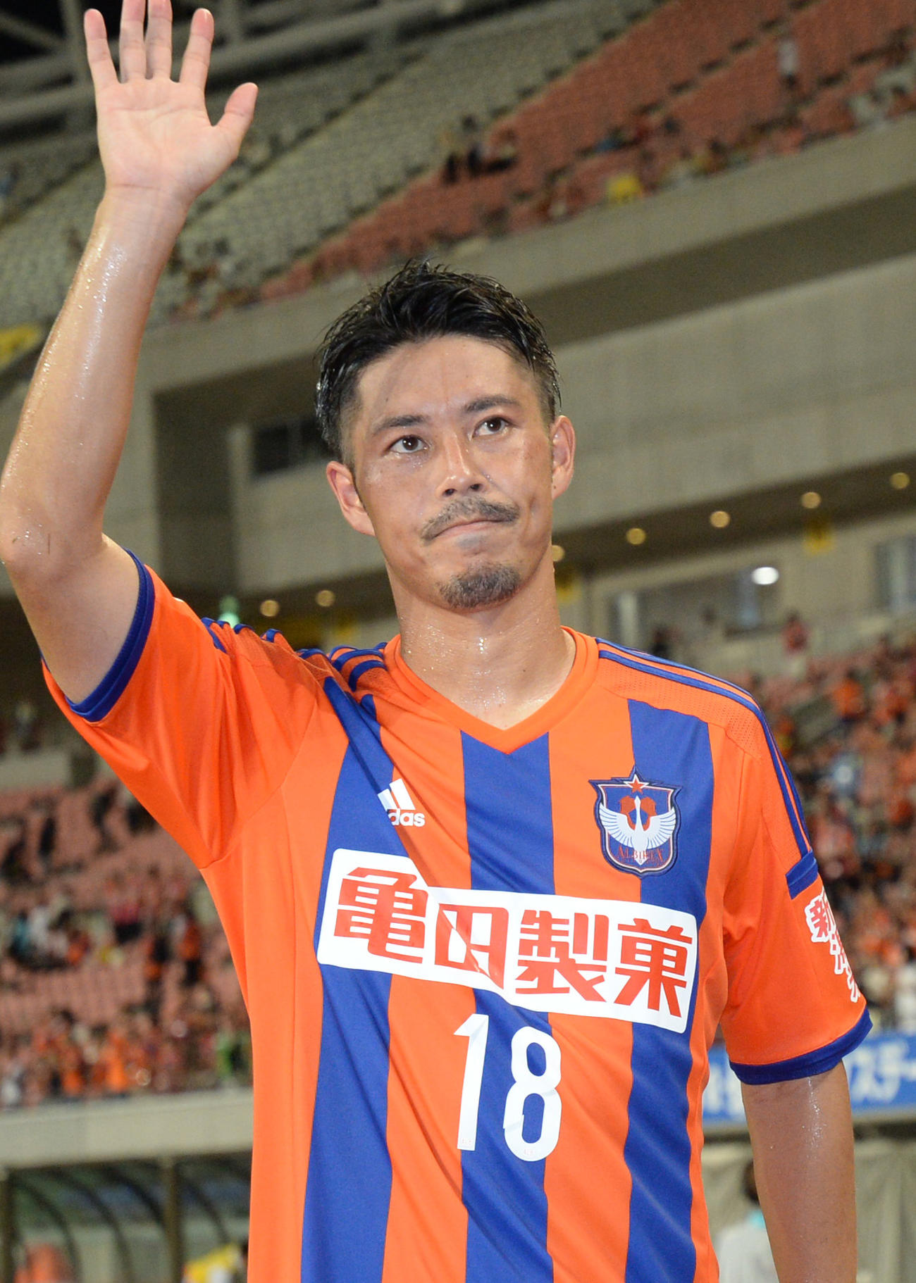 14年8月、J1　新潟対C大阪　決勝のゴールを決めた新潟MF成岡翔はファンの声援に手を上げ応える