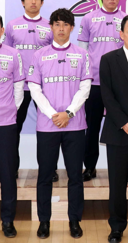 19年1月、J3藤枝新体制発表で記念写真を撮る成岡翔
