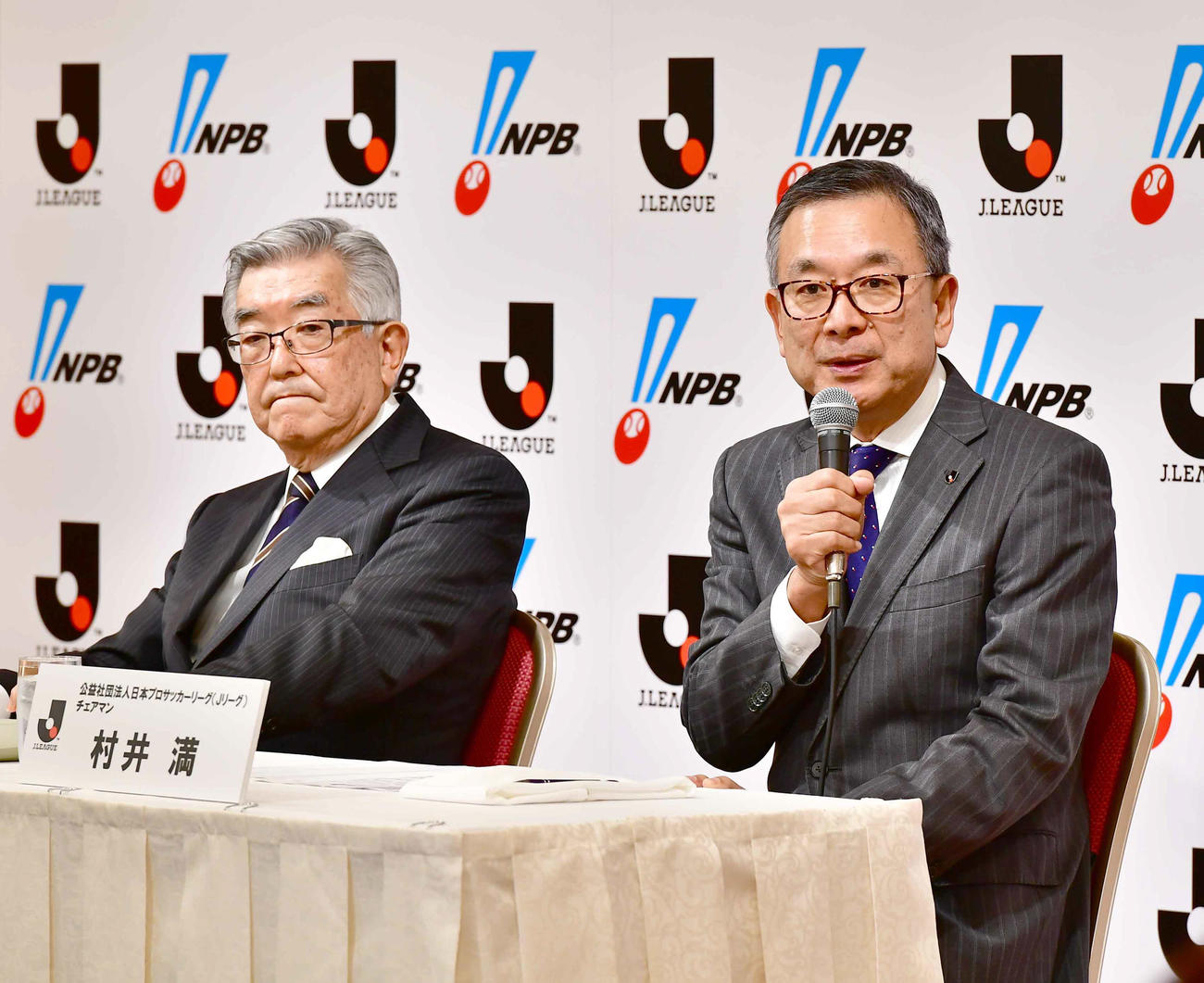 NPB・Jリーグ合同会見で「新型コロナウイルス対策連絡会議」の設立を発表するNPBの斉藤コミッショナー（左）とJリーグの村井チェアマン（撮影・小沢裕）
