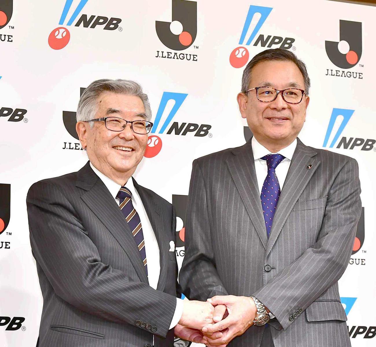 「新型コロナウイルス対策連絡会議」の設立を発表したNPBの斉藤コミッショナー（左）とJリーグの村井チェアマン（撮影・小沢裕）