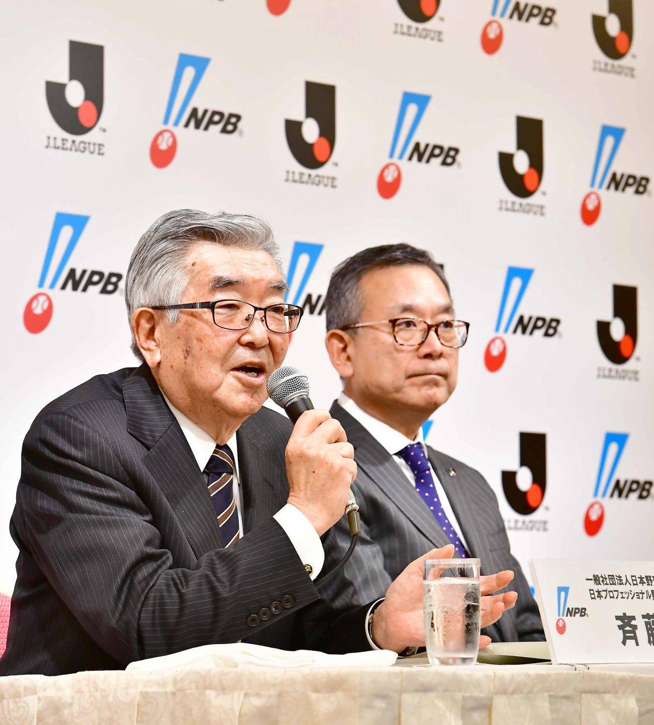 NPB・Jリーグ合同会見で「新型コロナウイルス対策連絡会議」の設立を発表するNPBの斉藤コミッショナー（左）とJリーグの村井チェアマン（撮影・小沢裕）