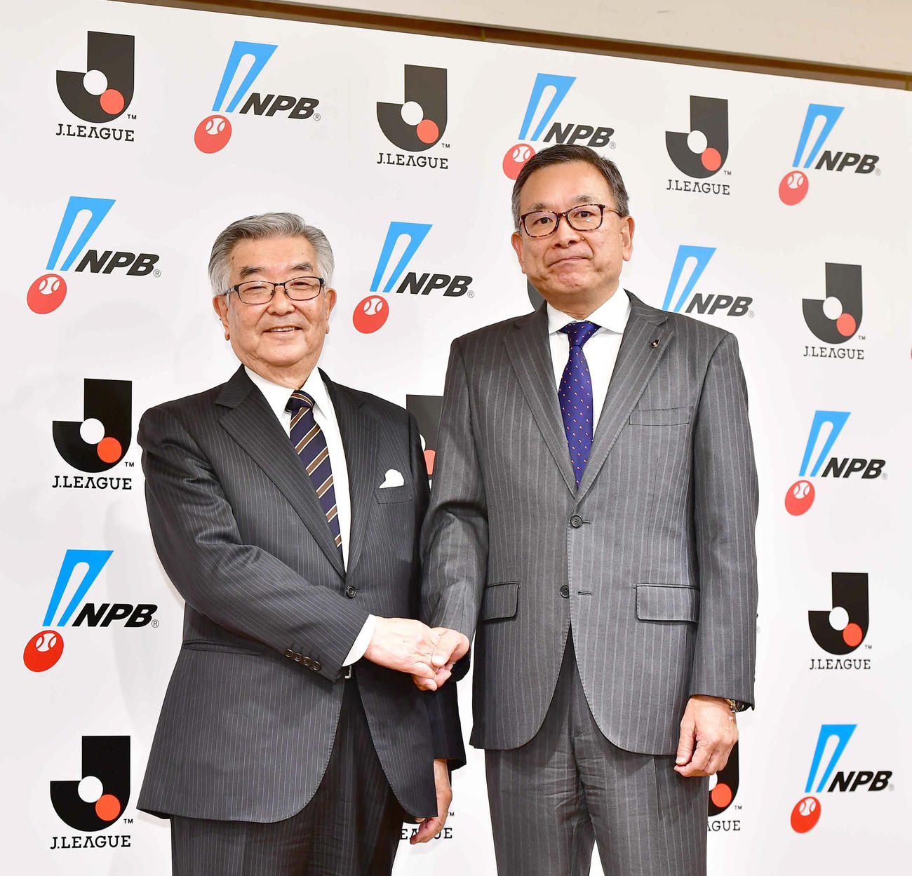 NPB・Jリーグ合同会見で「新型コロナウイルス対策連絡会議」の設立を発表したNPBの斉藤コミッショナー（左）とJリーグの村井チェアマン（撮影・小沢裕）