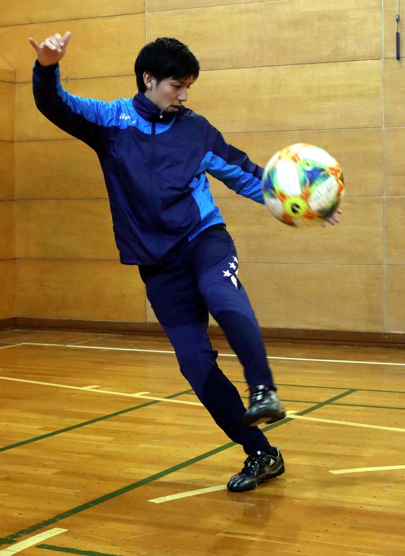 古田氏自身がプレーを見せながら指導を行う（撮影・永野高輔）