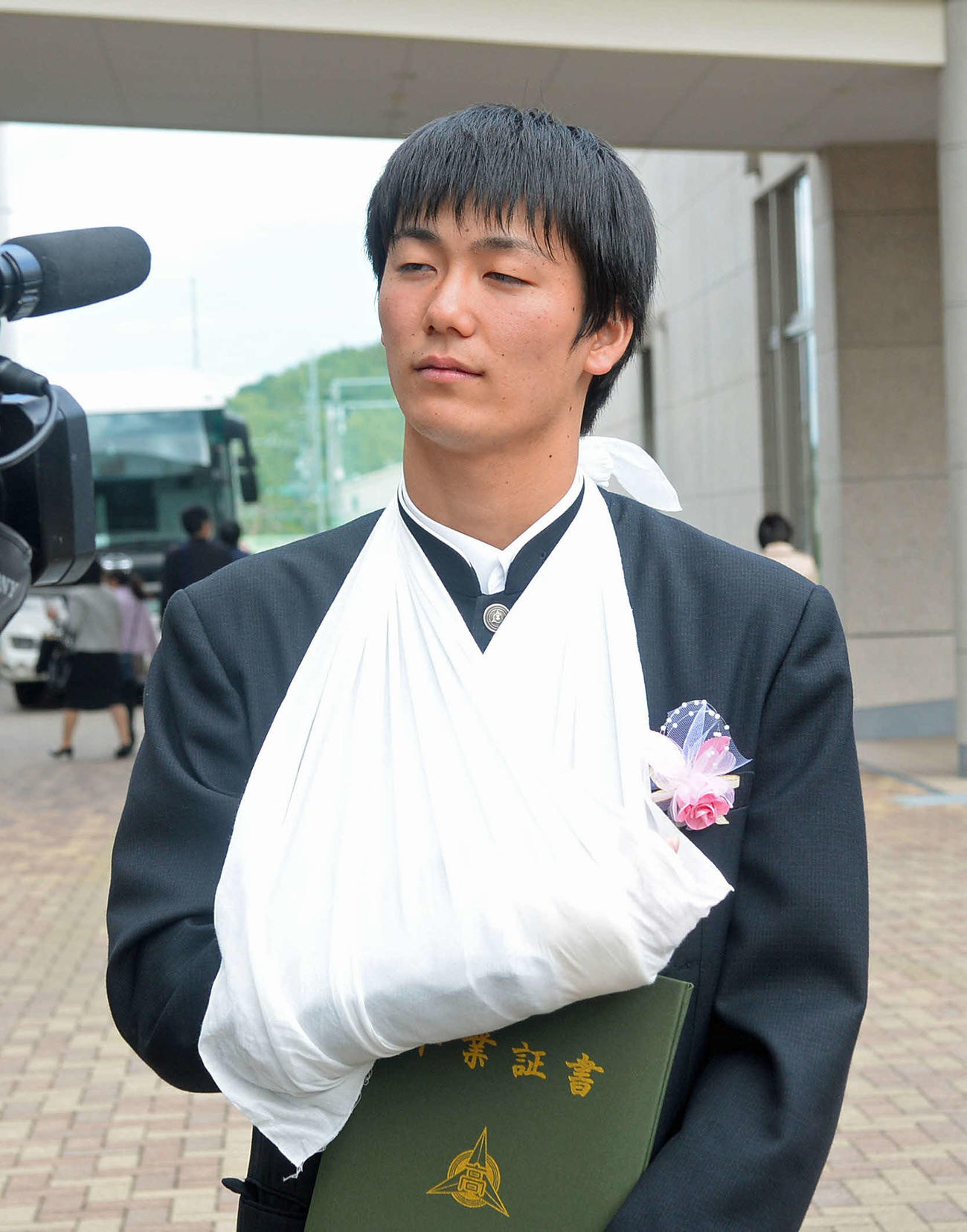 静岡学園MF小山は、右腕をつった姿で取材に応じる