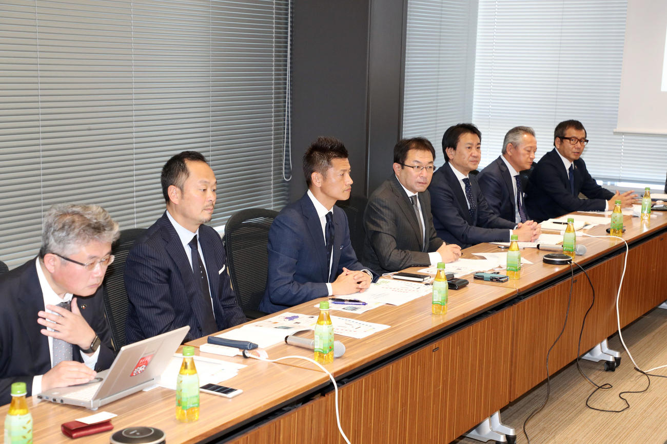 「第1回新型コロナウィルス対策連絡会議」に出席した播戸竜二氏（左から3人目）ら