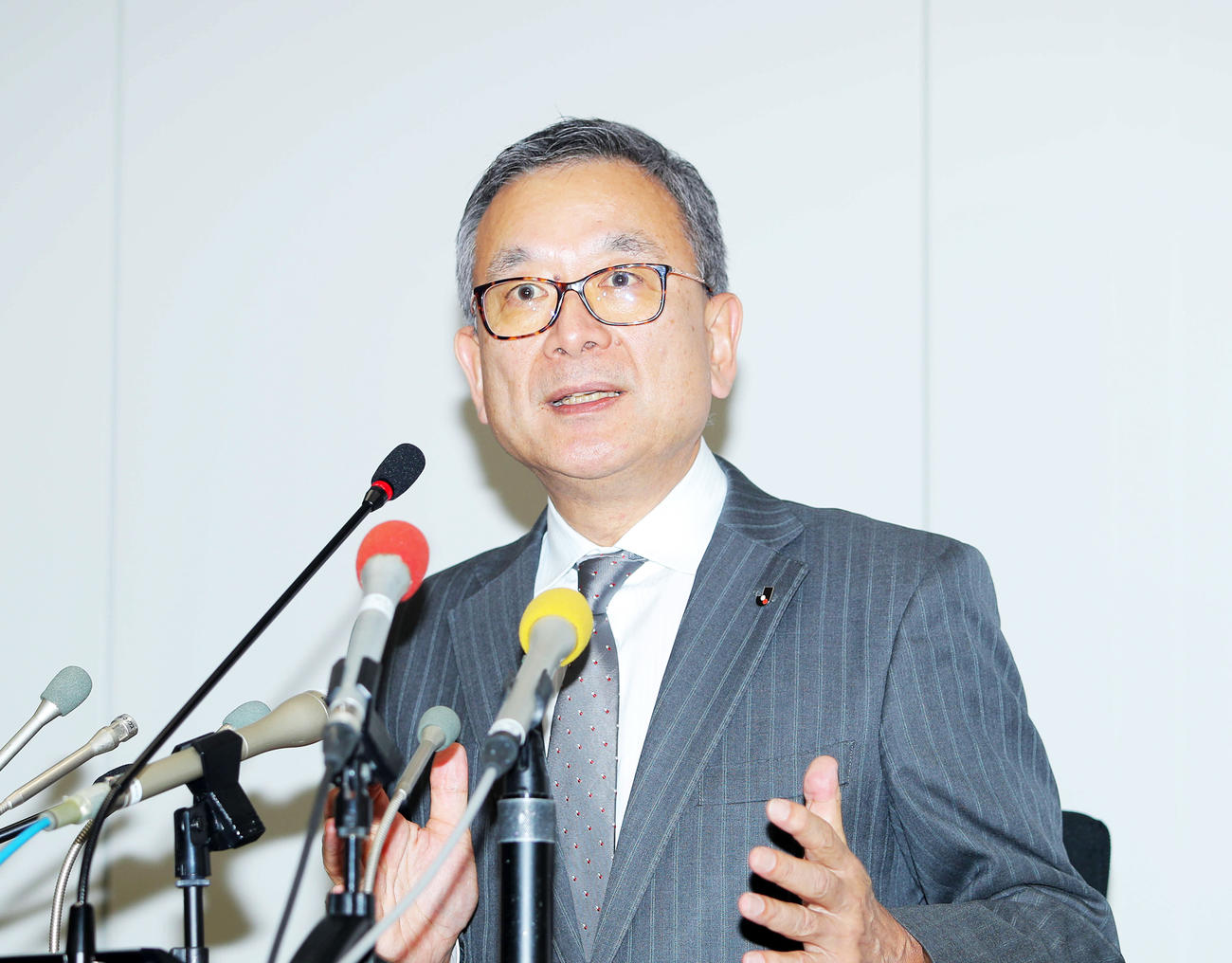 ナウイルス対策連絡会議」後に、記者の質問に答える村井チェアマン（撮影・河田真司）