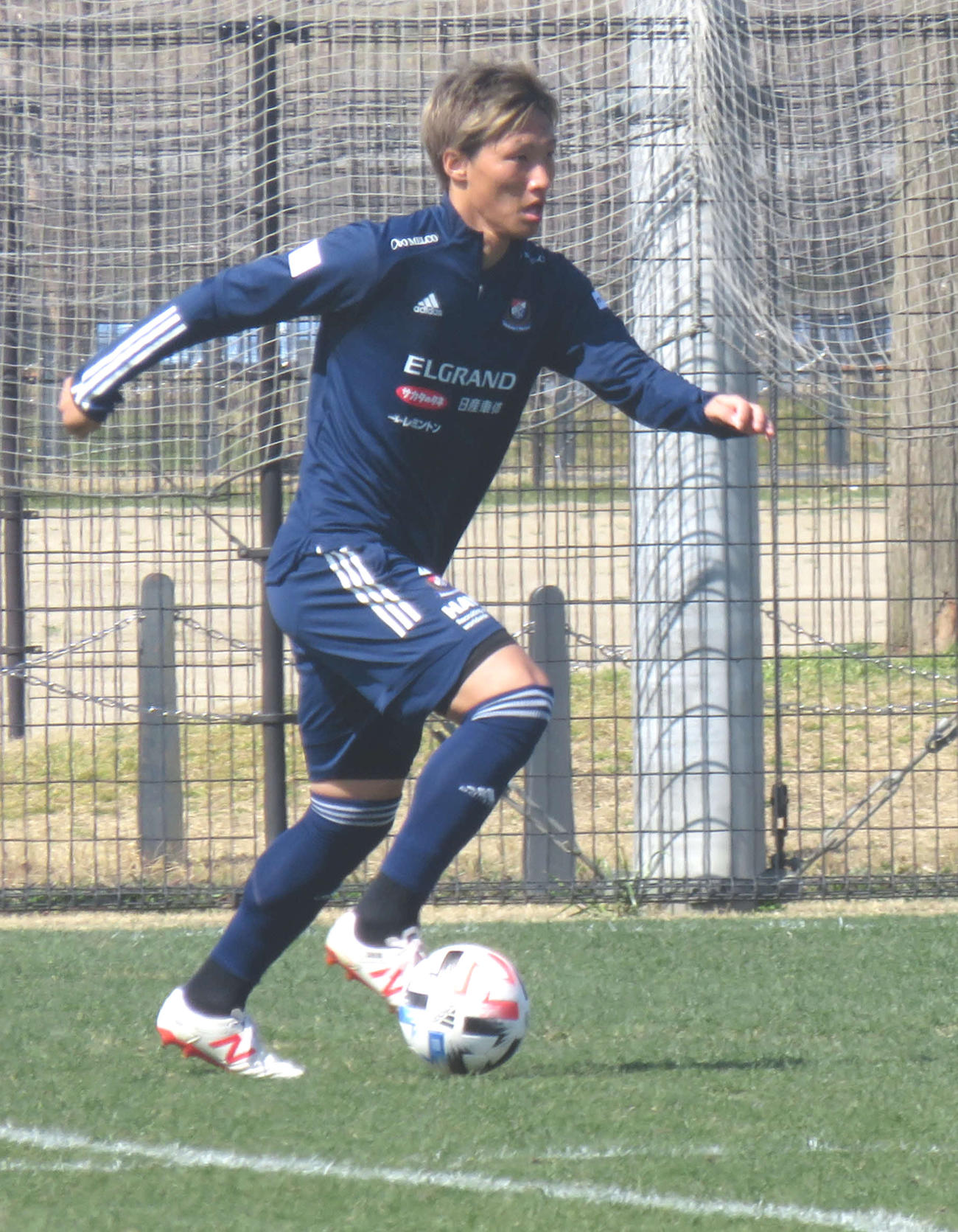全体練習に復帰し、軽快な動きをみせる横浜DF畠中（撮影・松尾幸之介）