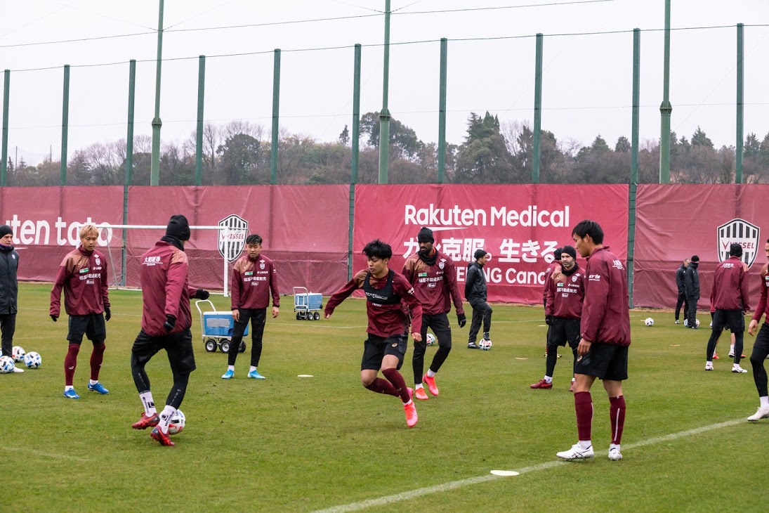 5連休明けで練習を再開させた神戸の選手ら（C）VISSELKOBE