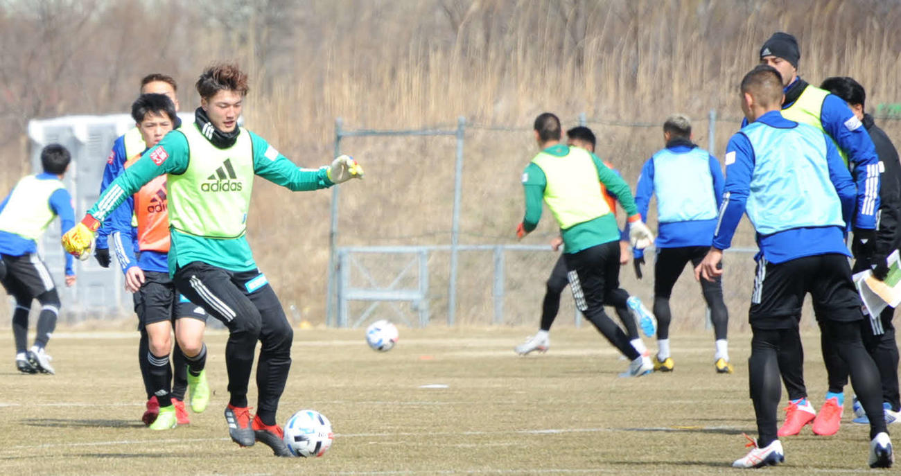 左右両足の技術が高いGK藤田（中央）（撮影・小林忠）