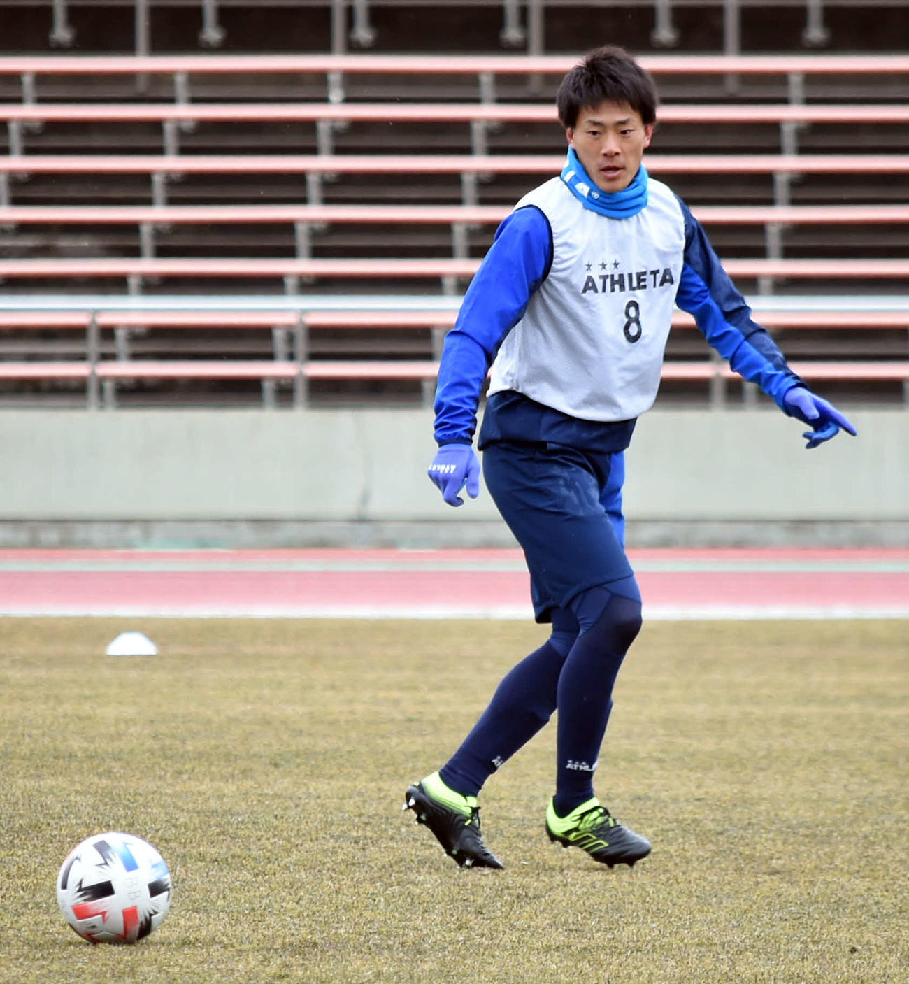 練習でボールを追う秋田DF山田尚幸（2020年3月6日撮影）