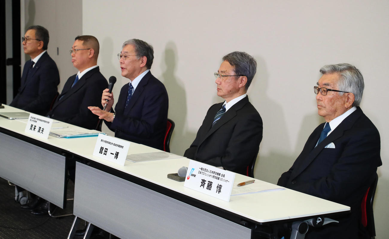 第2回「新型コロナウイルス対策連絡会議」を終え会見に臨むJリーグ村井チェアマン（左端）、NPB斉籐コミッショナー（右端）と専門家チーム（撮影・足立雅史）