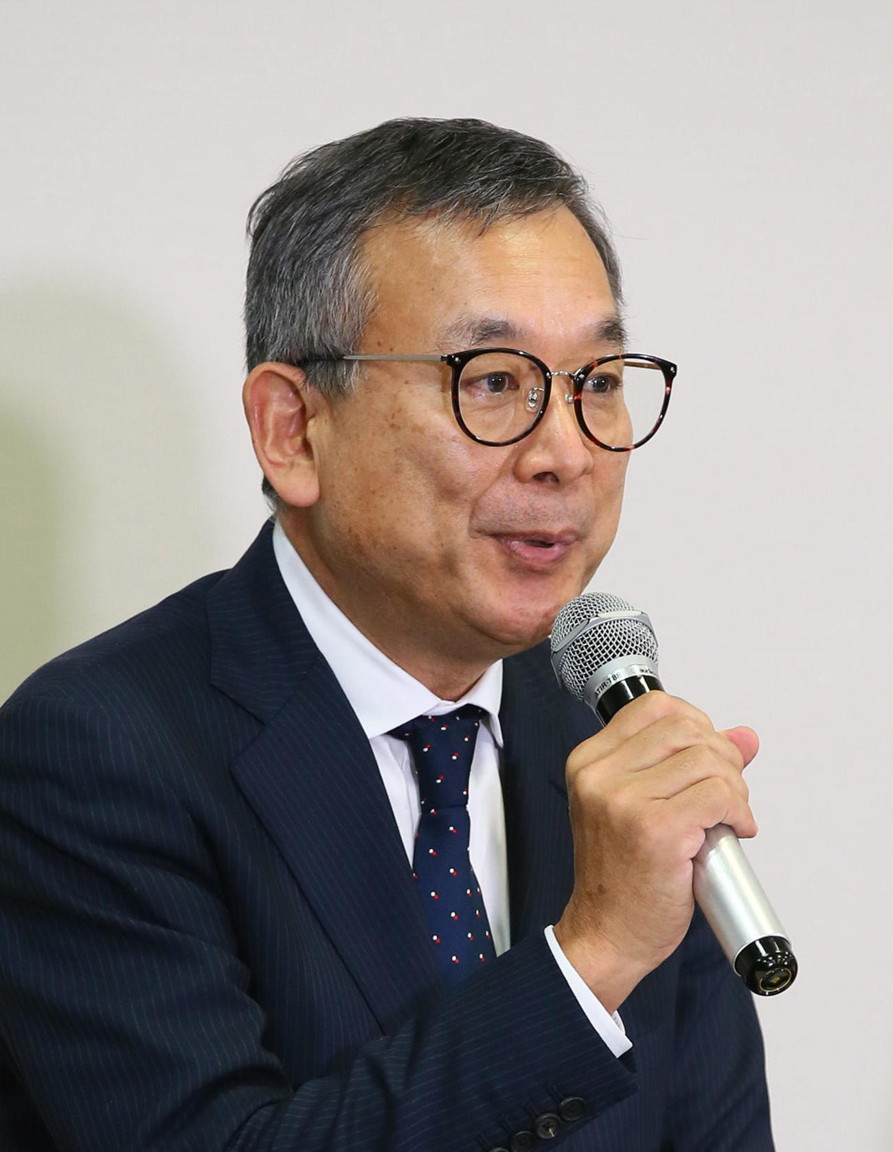 第2回「新型コロナウイルス対策連絡会議」を終え会見に臨むJリーグ村井満チェアマン（撮影・足立雅史）