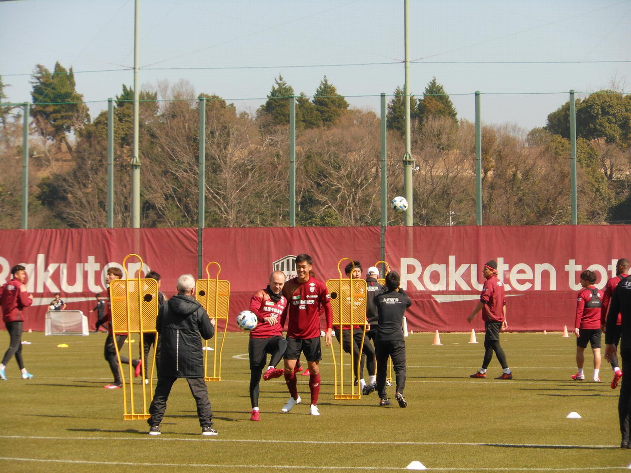 3月になって初めて練習が公開された神戸。中央はMFイニエスタ（撮影・横田和幸）